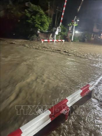 Ngừng chạy nhiều đoàn tàu do ảnh hưởng mưa lũ, ngập lụt- Ảnh 2.