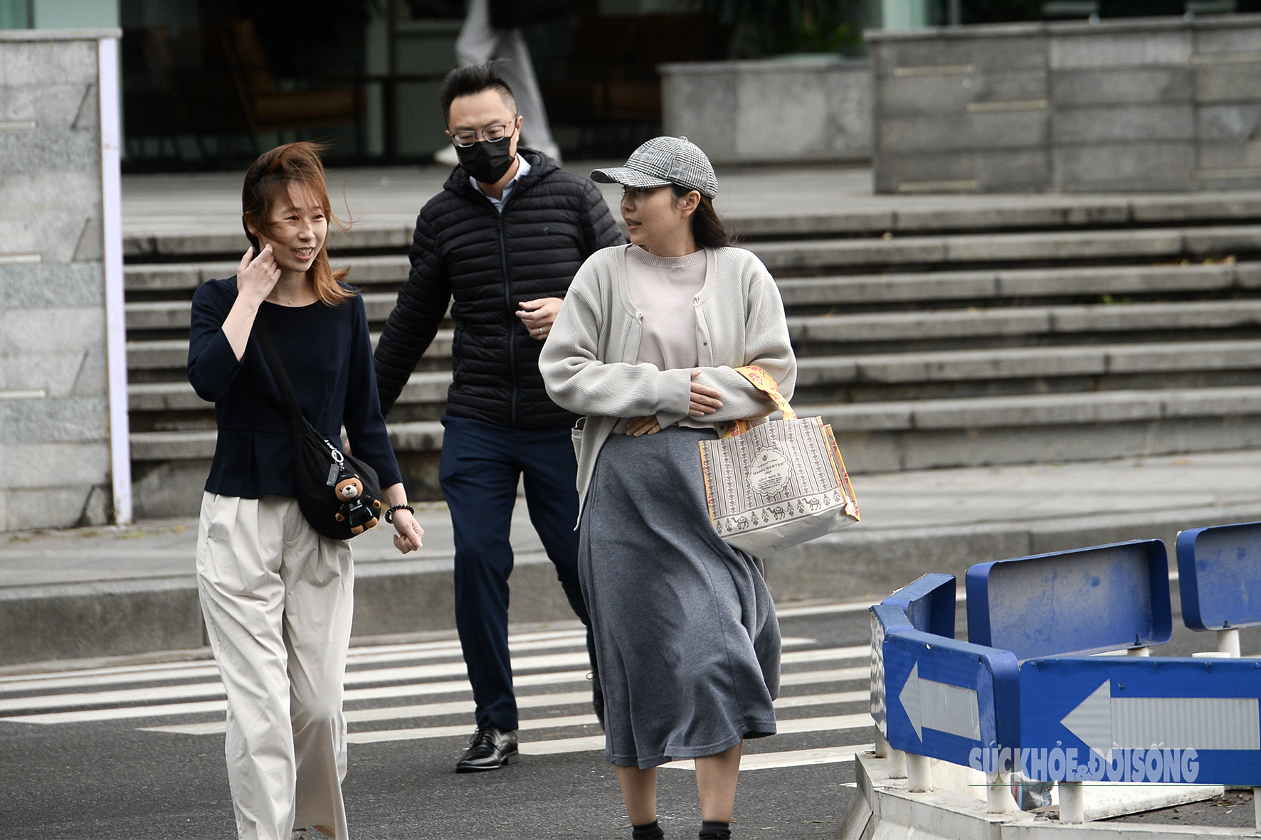 Gió mùa tràn về, người dân co ro xuống phố- Ảnh 3.