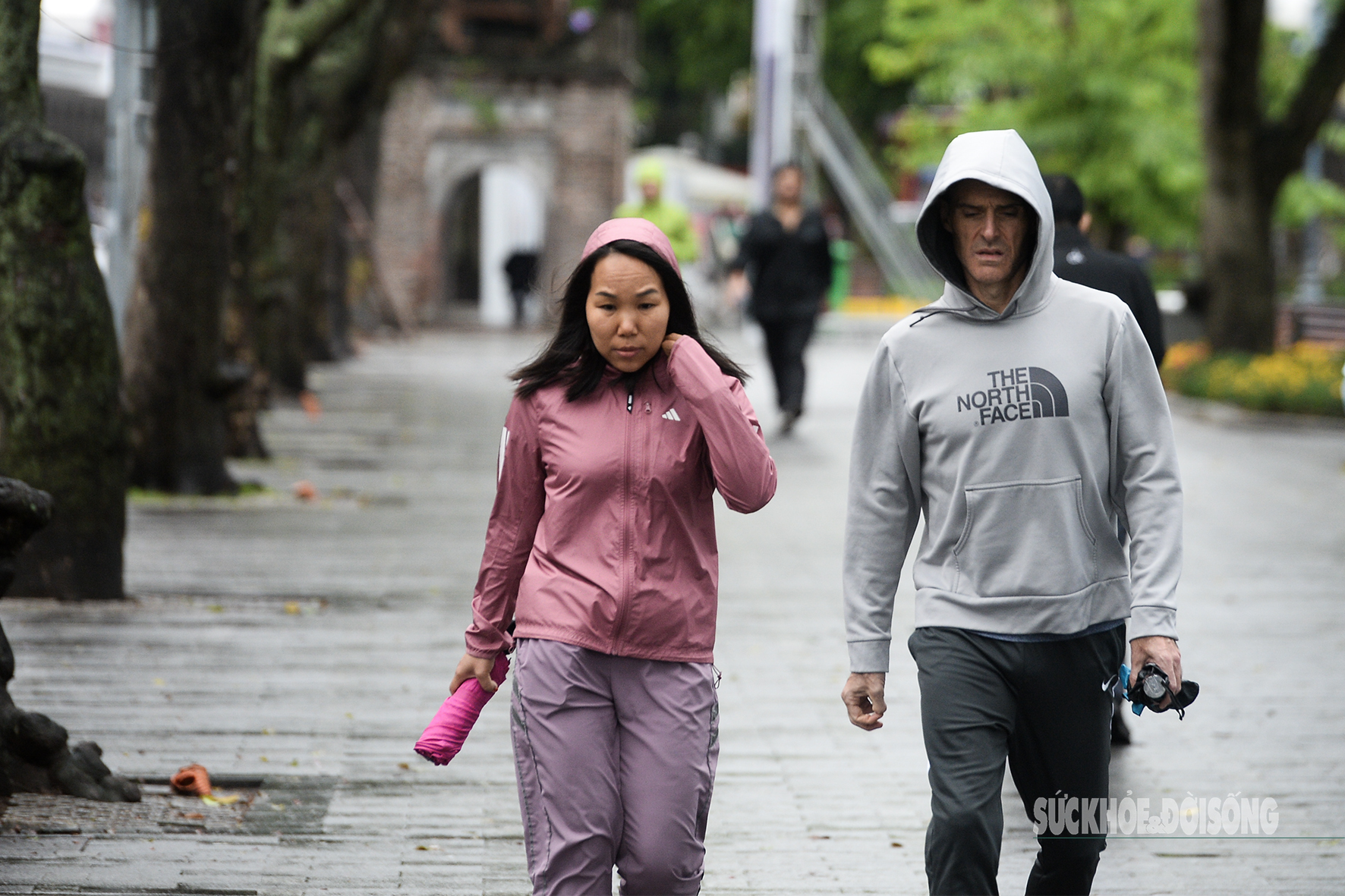 Gió mùa tràn về, người dân co ro xuống phố- Ảnh 4.