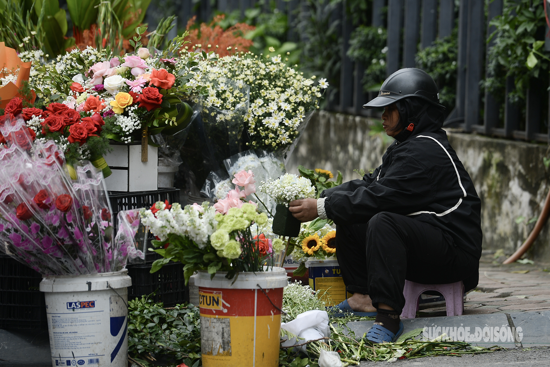 Gió mùa tràn về, người dân co ro xuống phố- Ảnh 5.