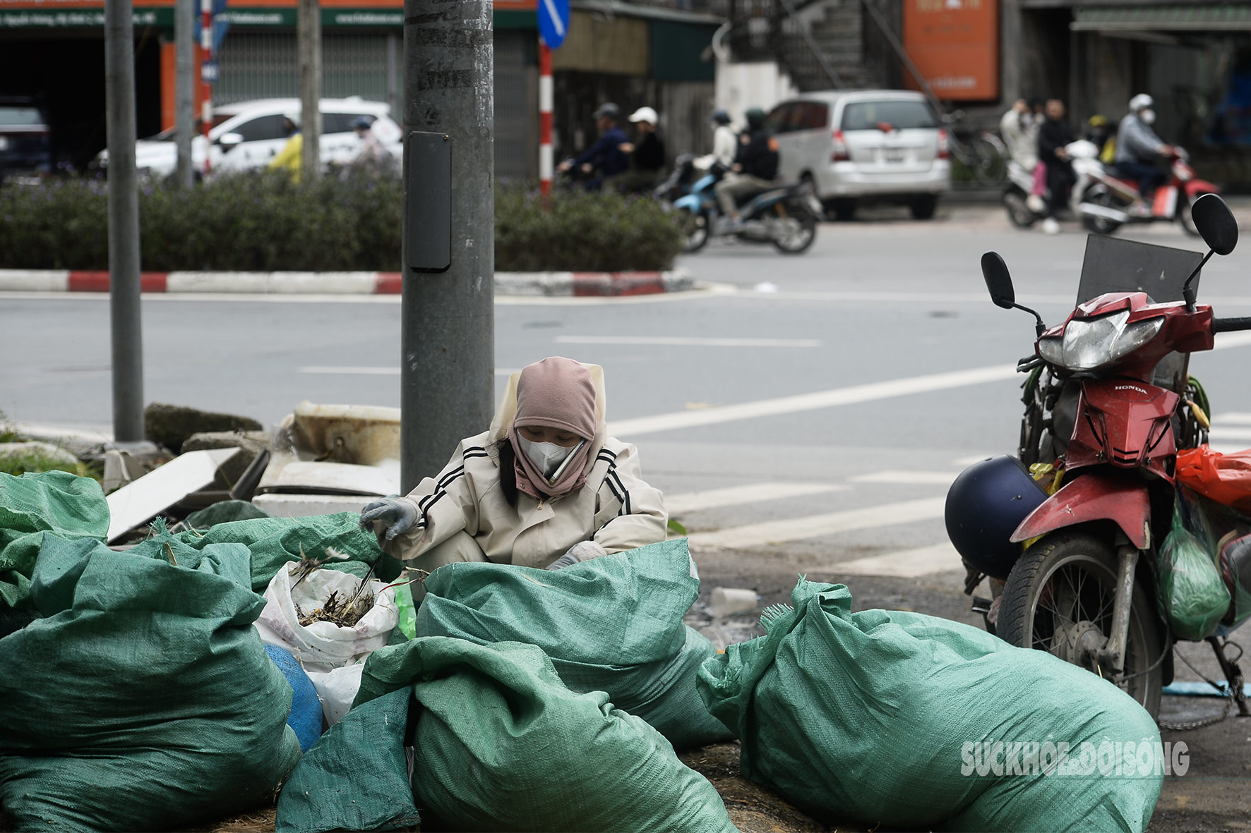 Gió mùa tràn về, người dân co ro xuống phố- Ảnh 6.