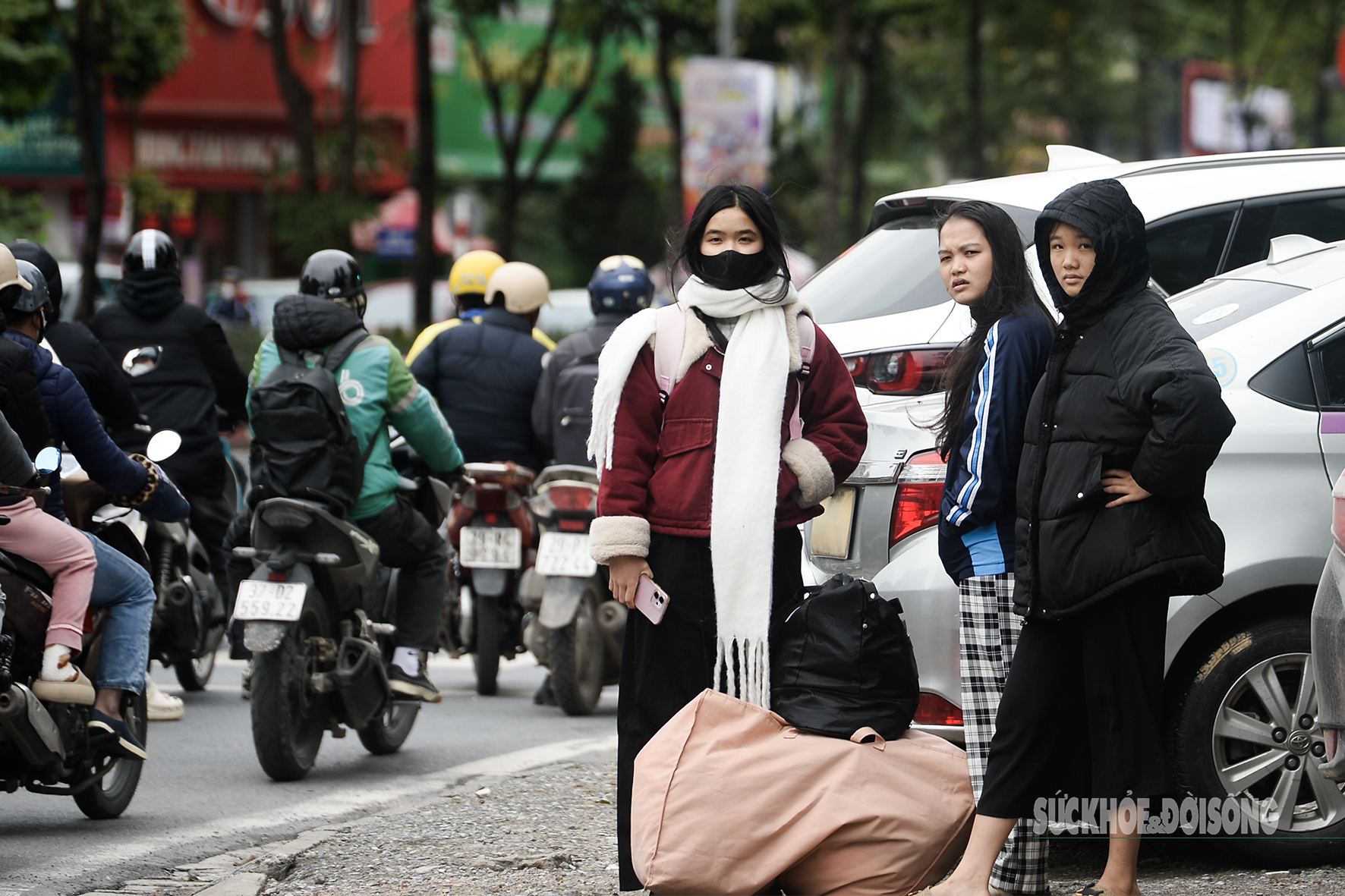 Gió mùa tràn về, người dân co ro xuống phố- Ảnh 7.