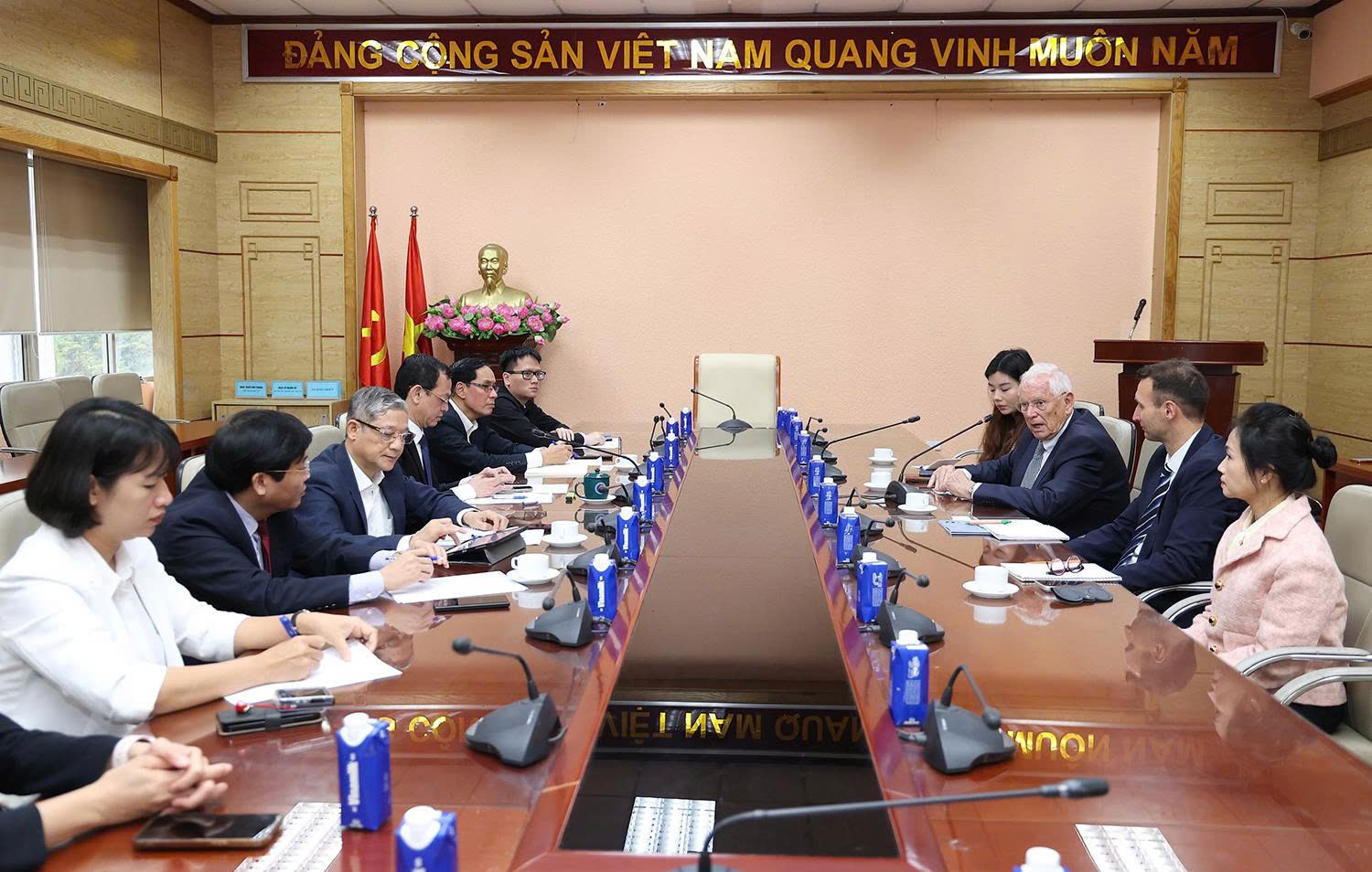 Thứ trưởng Nguyễn Tri Thức tiếp Hiệu trưởng Trường Đại học Khoa học Ứng dụng IMC Krems- Cộng hòa Áo
- Ảnh 1. Thứ trưởng Nguyễn Tri Thức tiếp Hiệu trưởng Trường Đại học Khoa học Ứng dụng IMC Krems- Cộng hòa Áo
- Ảnh 1.