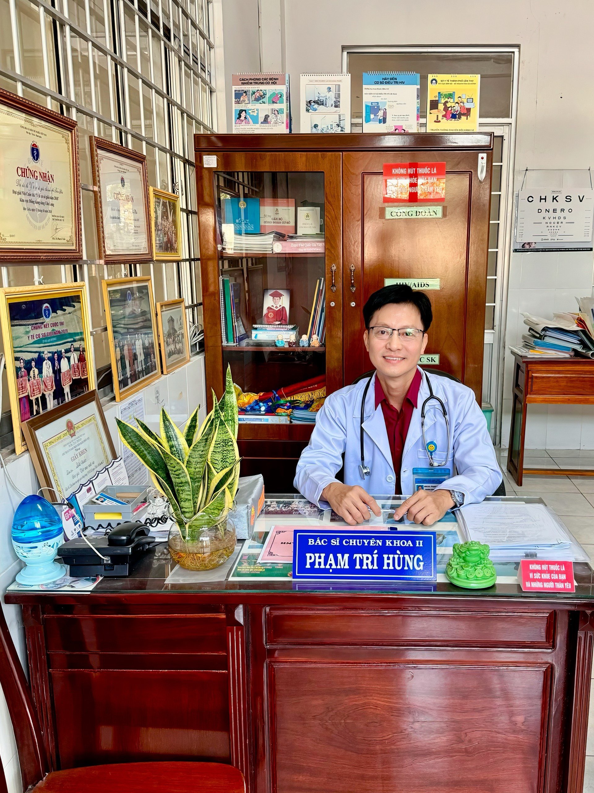 Bác sĩ Phạm Trí Hùng: Người bạn, người anh của bệnh nhân HIV- Ảnh 1. Bác sĩ Phạm Trí Hùng: Người bạn, người anh của bệnh nhân HIV- Ảnh 1.