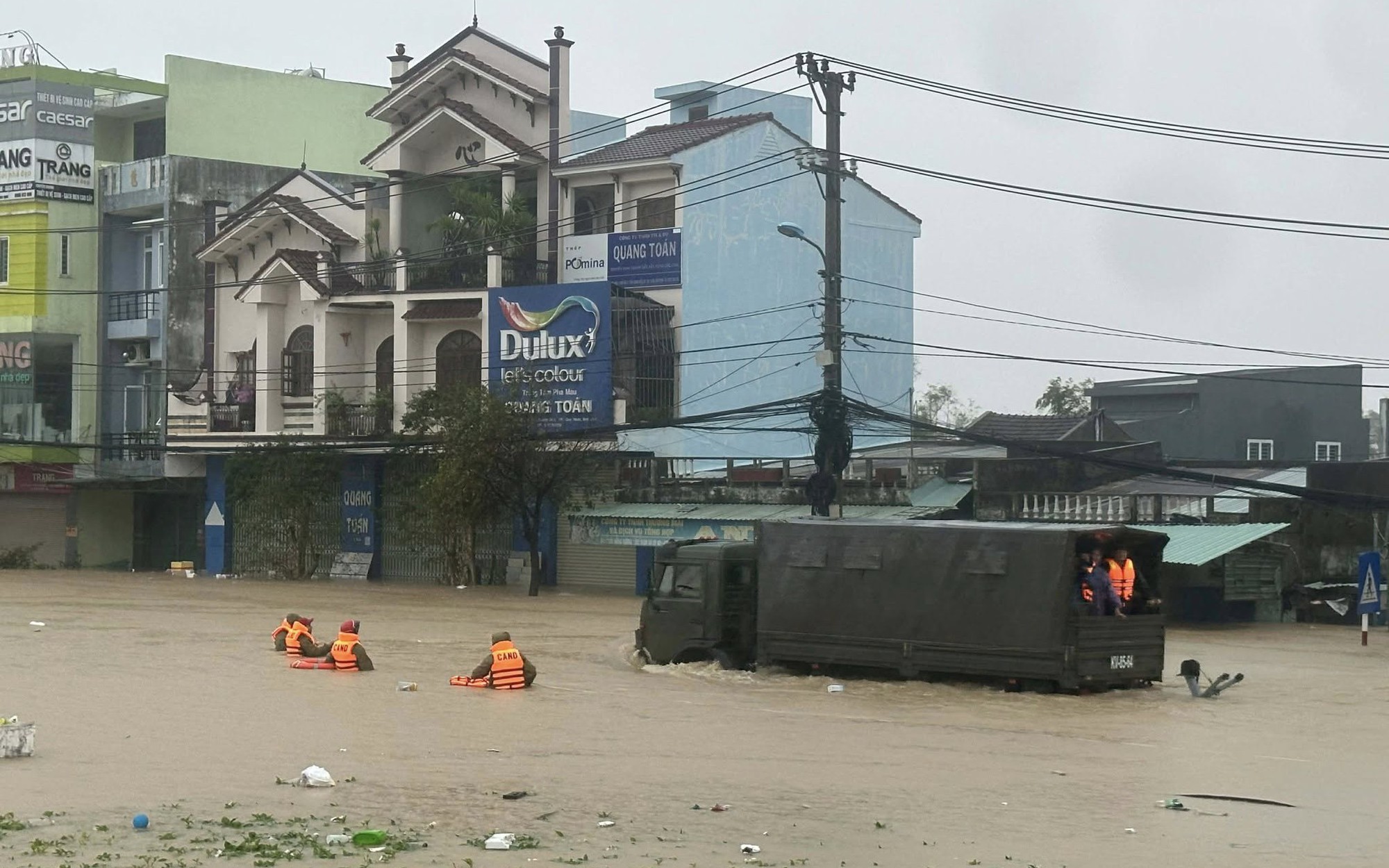 Chuyên gia thời tiết: Mưa ở các tỉnh miền Trung thời gian này có thể gọi là "mưa kinh hoàng"