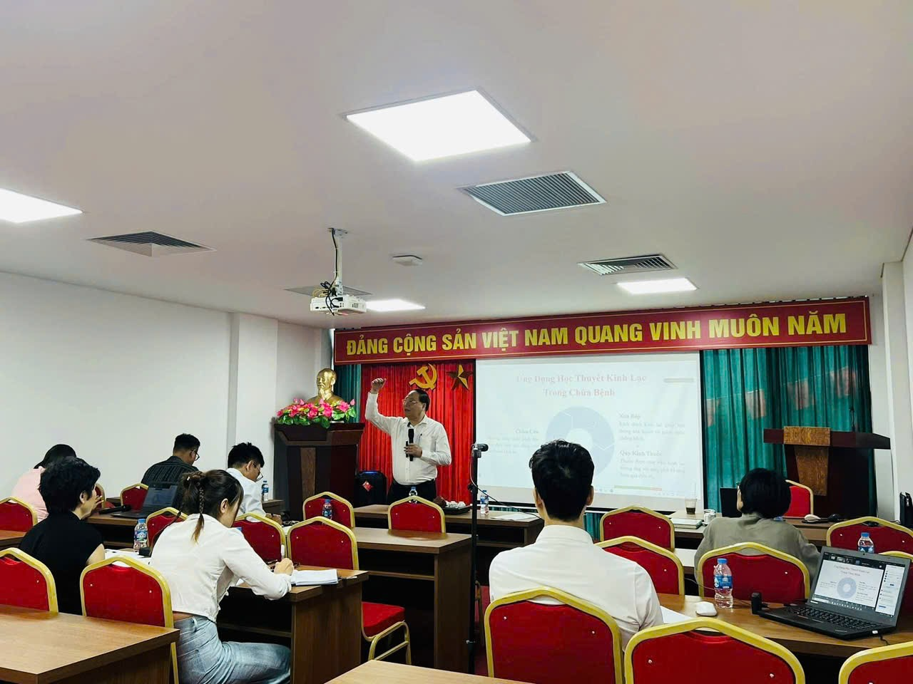 Các thày thuốc Đông y: Truyền nghề, rèn y đức và nâng tầm y thuật- Ảnh 1. Các thày thuốc Đông y: Truyền nghề, rèn y đức và nâng tầm y thuật- Ảnh 1.