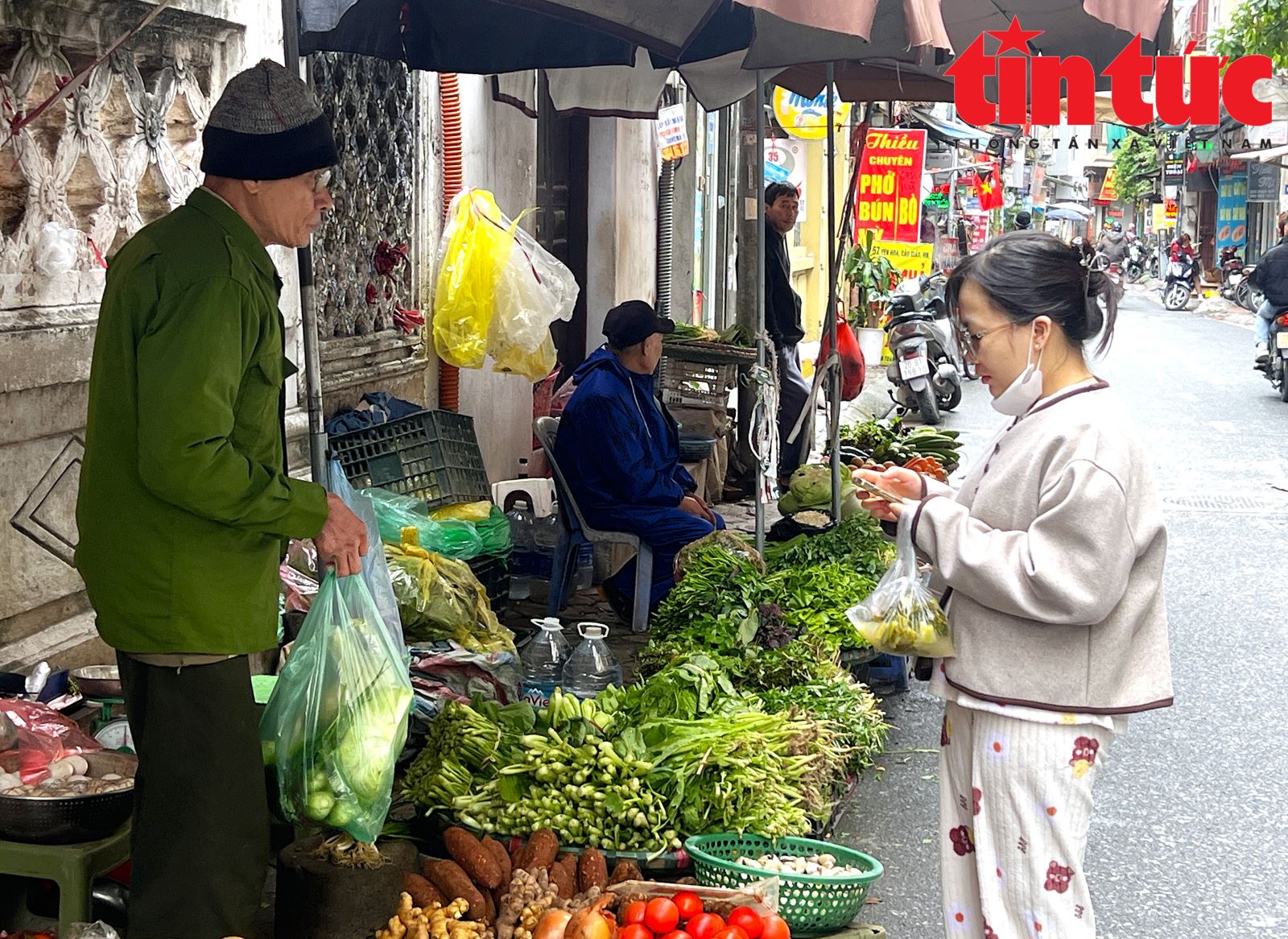 Giá rau xanh ở Hà Nội tăng 'chóng mặt'- Ảnh 3.