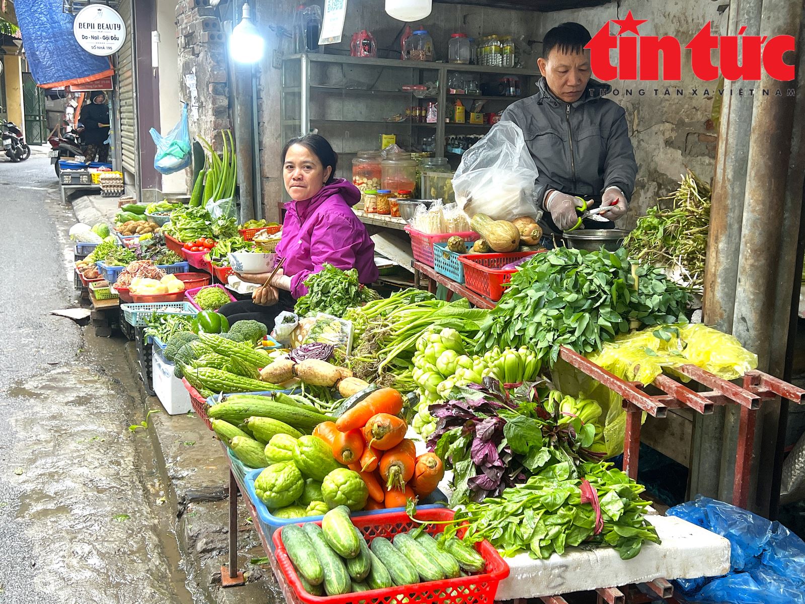 Giá rau xanh ở Hà Nội tăng 'chóng mặt'- Ảnh 2.
