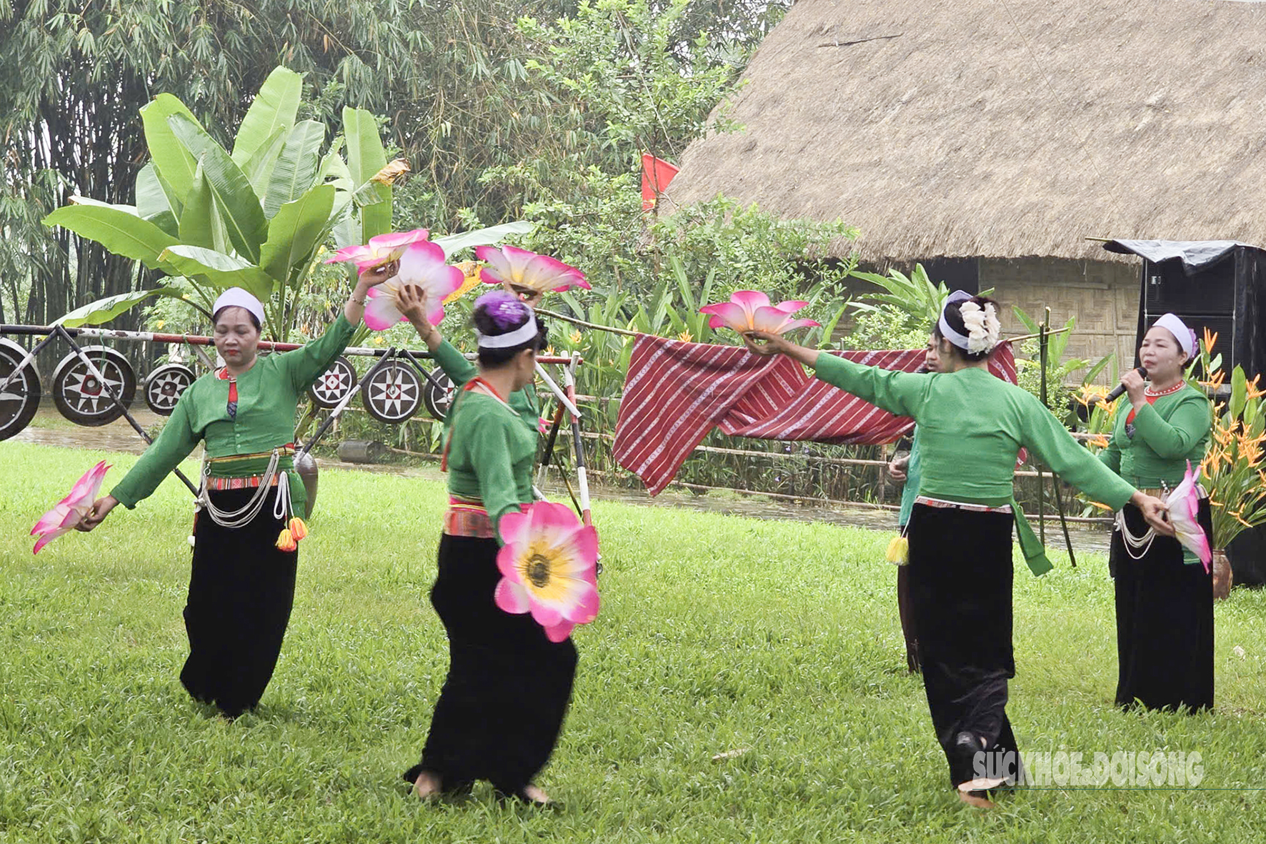 Sắc màu đoàn kết rực sáng tại Làng Văn hóa - Du lịch các dân tộc Việt Nam- Ảnh 6.