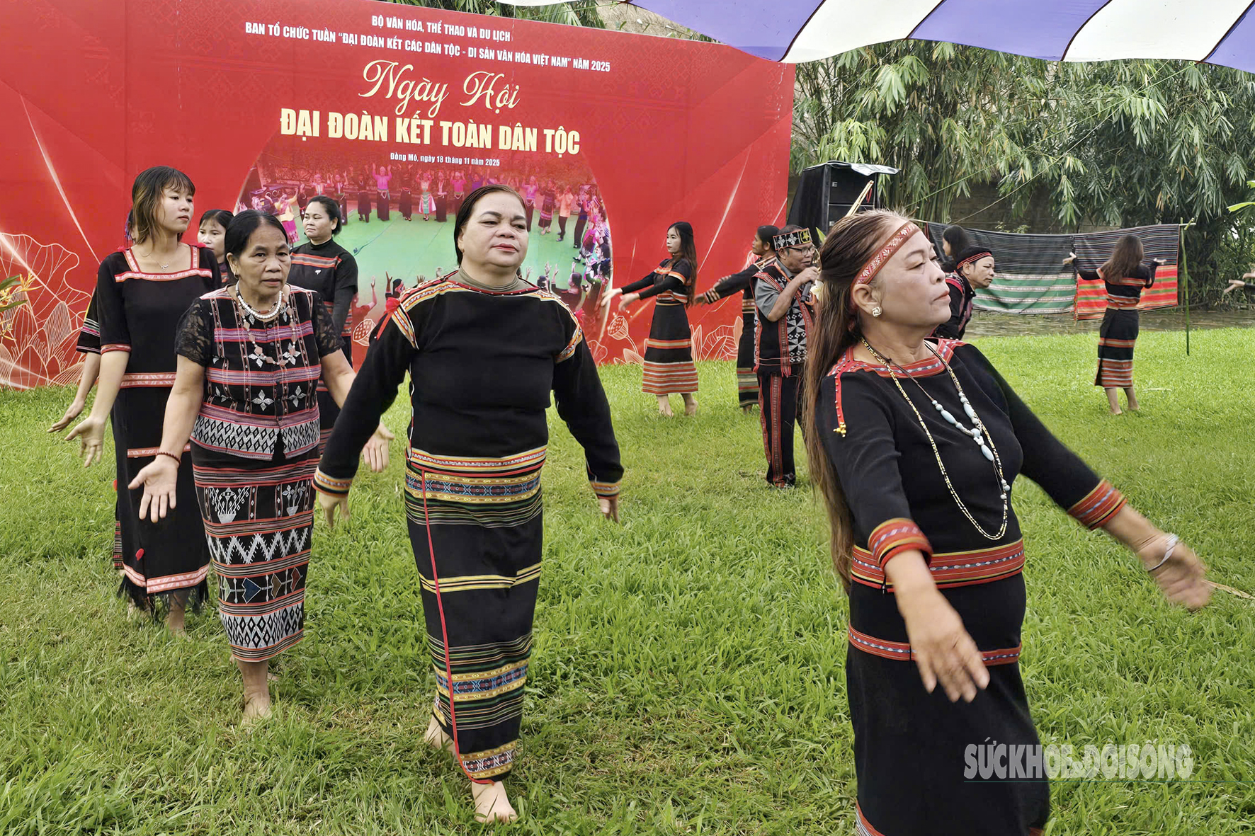 Sắc màu đoàn kết rực sáng tại Làng Văn hóa - Du lịch các dân tộc Việt Nam- Ảnh 10.