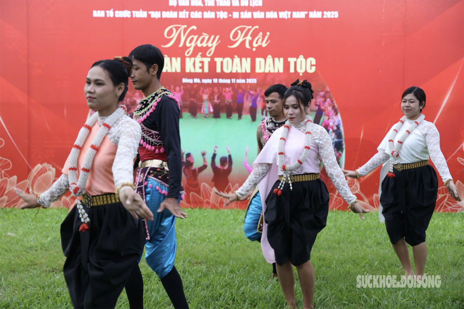 Sắc màu đoàn kết rực sáng tại Làng Văn hóa - Du lịch các dân tộc Việt Nam- Ảnh 3.