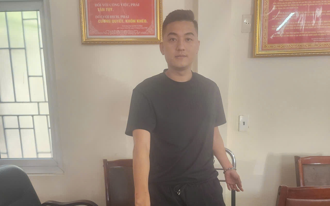 Phát hiện ma túy và súng giấu trong cốp xe máy sau cú va chạm với xe đầu kéo- Ảnh 2.