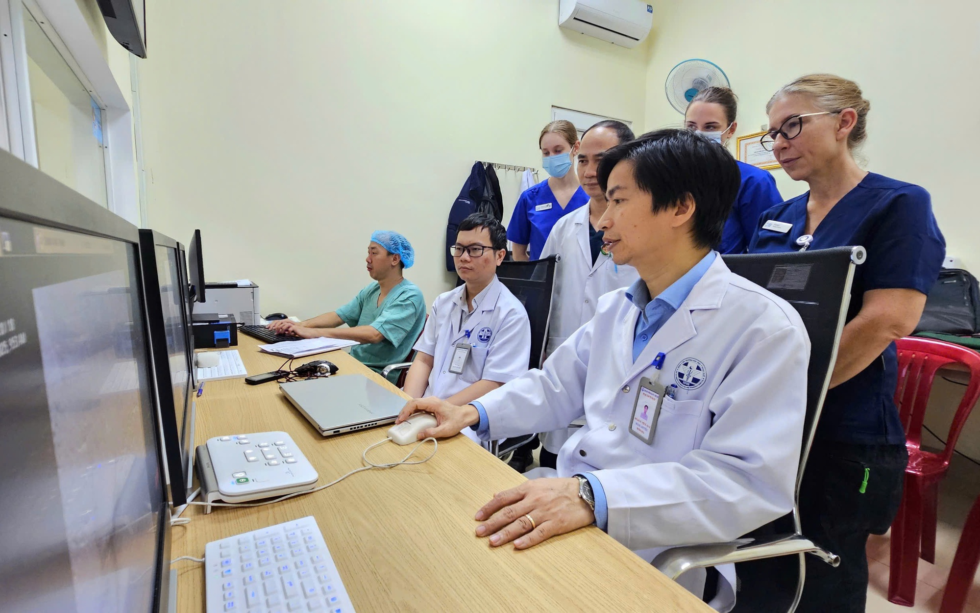 Giáo sư trẻ nhất ngành Y 2025: 'Kiến thức có thể thay đổi nhưng y đức phải luôn vẹn nguyên'