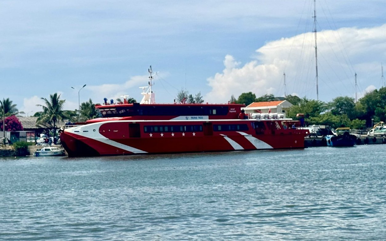 Tàu cao tốc ra đảo Phú Quý dừng hoạt động do thời tiết xấu, sóng lớn 4m