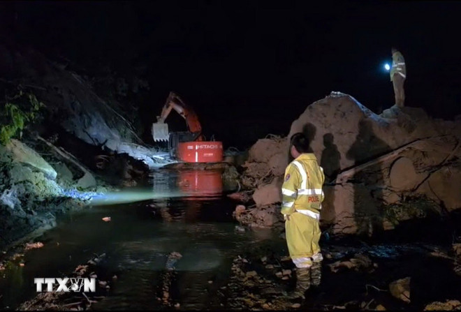 Cơ bản khắc phục đoạn sạt lở Quốc lộ 27C, giải cứu nhiều người mắc kẹt- Ảnh 2.