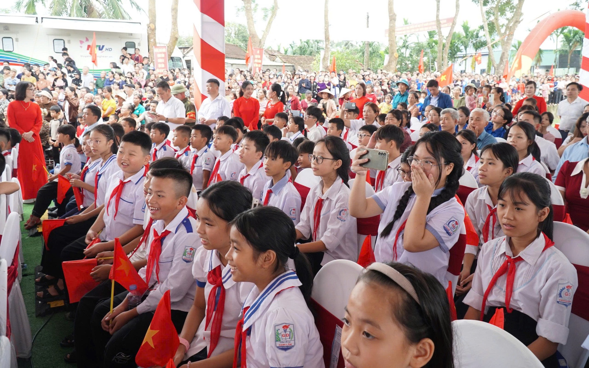 Nhường nhà dựng trường nội trú liên cấp nơi biên giới- Ảnh 5.