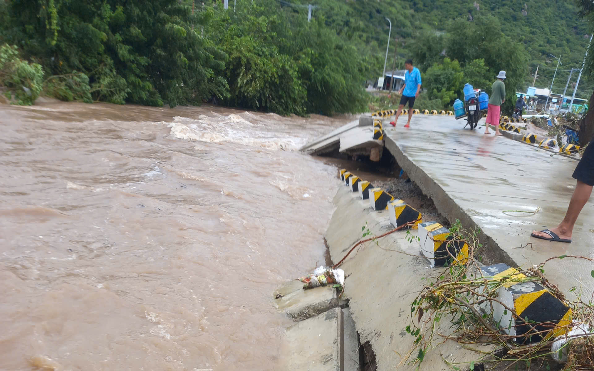 Hàng loạt trạm quan trắc ghi nhận mức lũ lịch sử ở miền Trung, cách gì ứng phó?- Ảnh 1. Mưa lũ ở Khánh Hoà gây thiệt hại hơn 370 tỷ đồng, nhiều công trình hư hỏng nặng