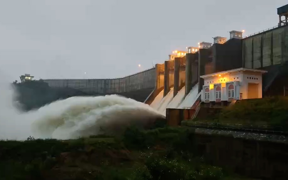 TPHCM kêu gọi quyên góp khẩn cấp hỗ trợ đồng bào vùng lũ - Ảnh 5. Hồ Sông Cái lớn nhất tỉnh Khánh Hoà tiếp tục vượt mực nước thiết kế, mở 5 cửa van xả lũ