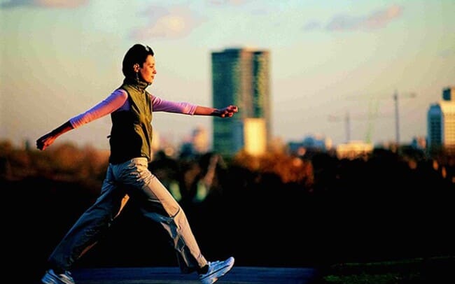 Ngoài đi bộ, người bị thoái hóa khớp gối nên tập môn thể thao nào?