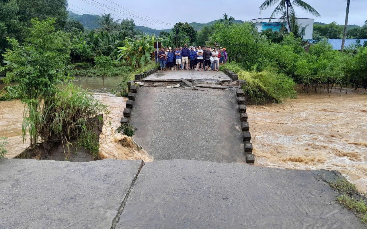 Bộ Nông nghiệp và Môi trường chỉ đạo khắc phục sự cố thiên tai gãy cầu Cây Sung ở Quảng Ngãi- Ảnh 4.