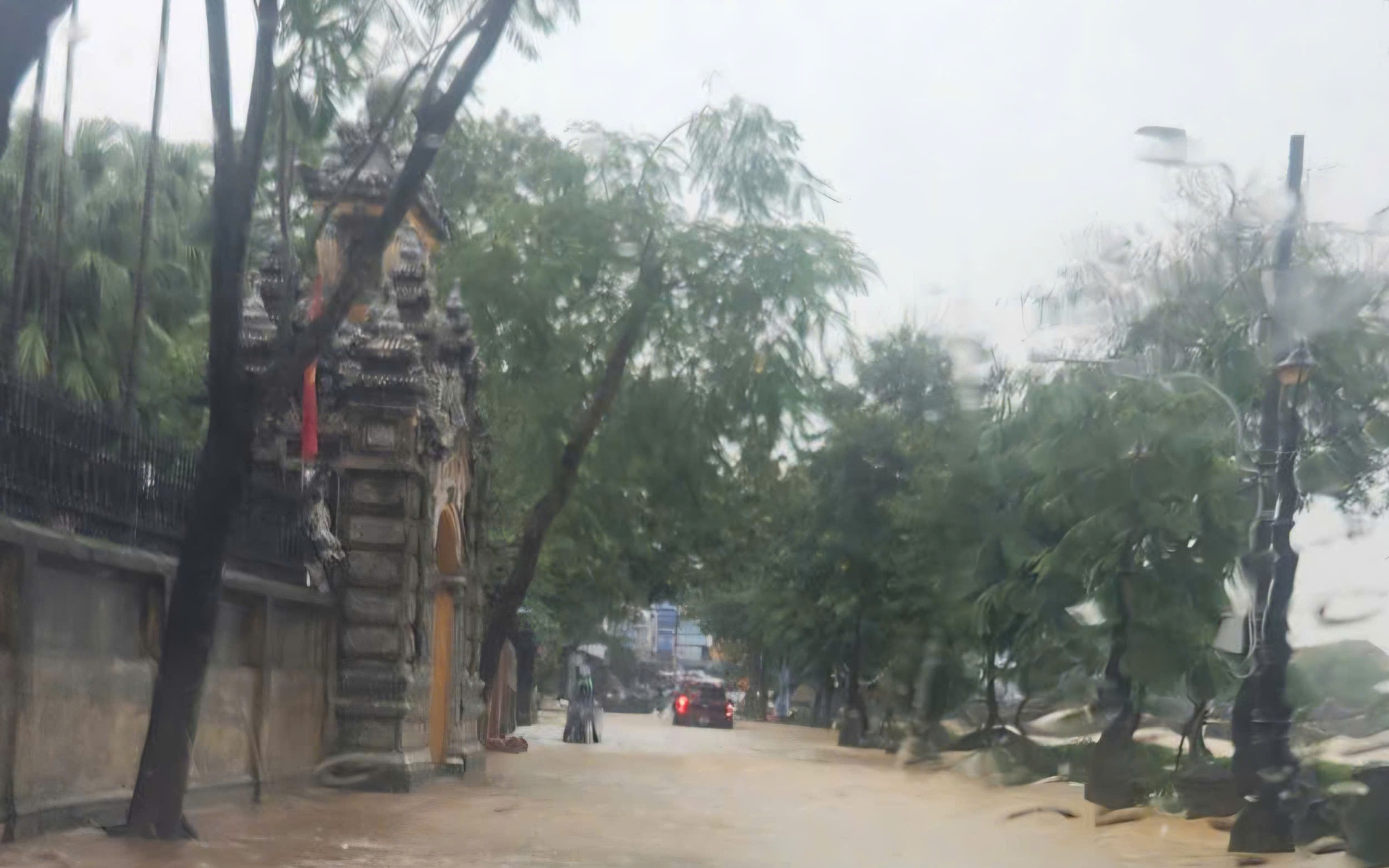 Huế cảnh báo mưa lũ, một số tuyến đường ngập trở lại