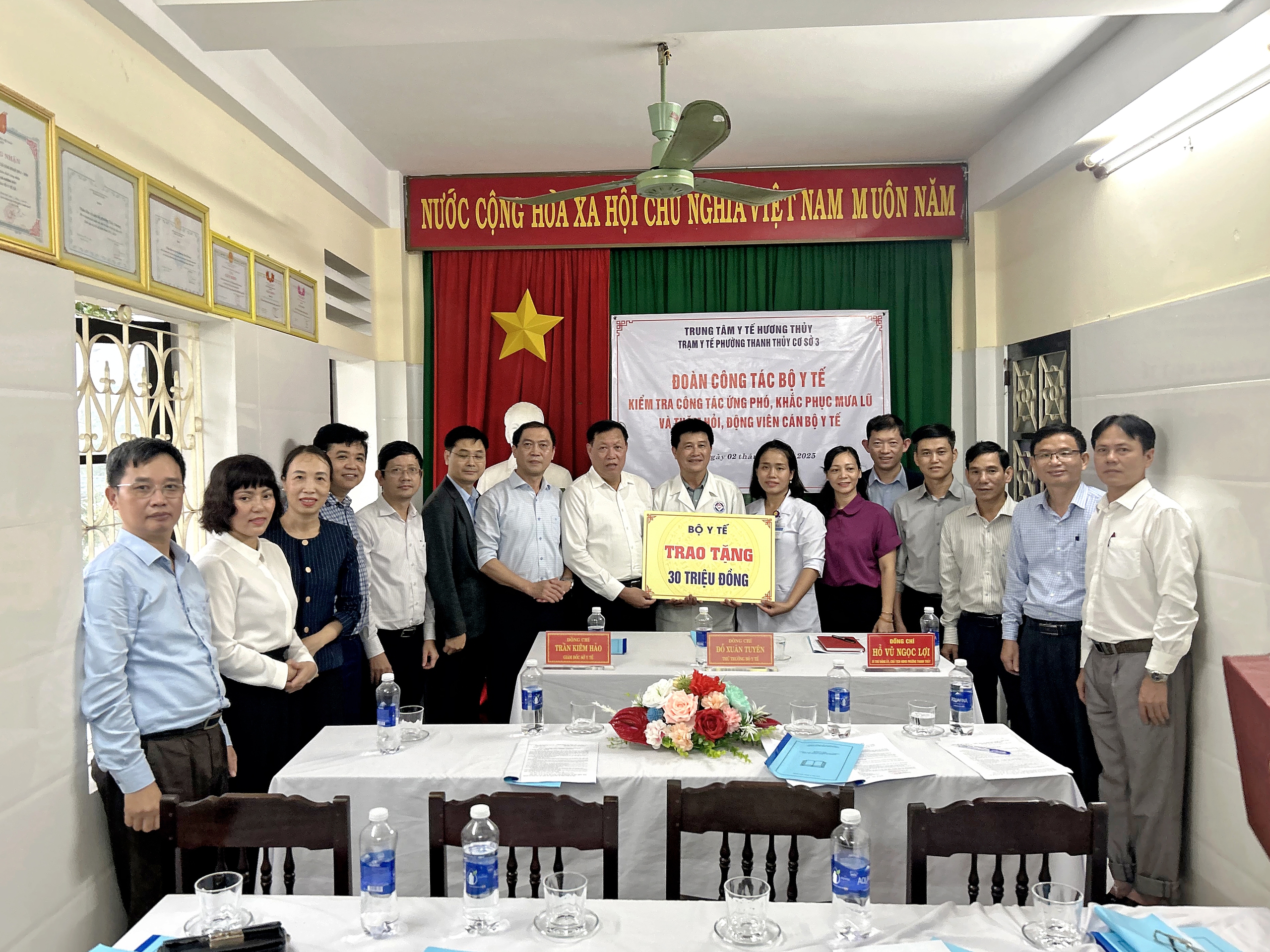 Nhân viên y tế trực nhiều ngày liên tiếp trong điều kiện mưa lũ để duy trì công tác cấp cứu, điều trị cho người dân- Ảnh 5.