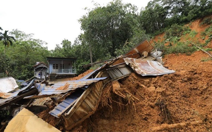 Sạt lở kinh hoàng vùi lấp 6 ngôi nhà, người đàn ông mắc kẹt trong đống đổ nát- Ảnh 4. Danh sách các điểm có nguy cơ cao lũ quét, sạt lở đất do mưa lớn ở miền Trung