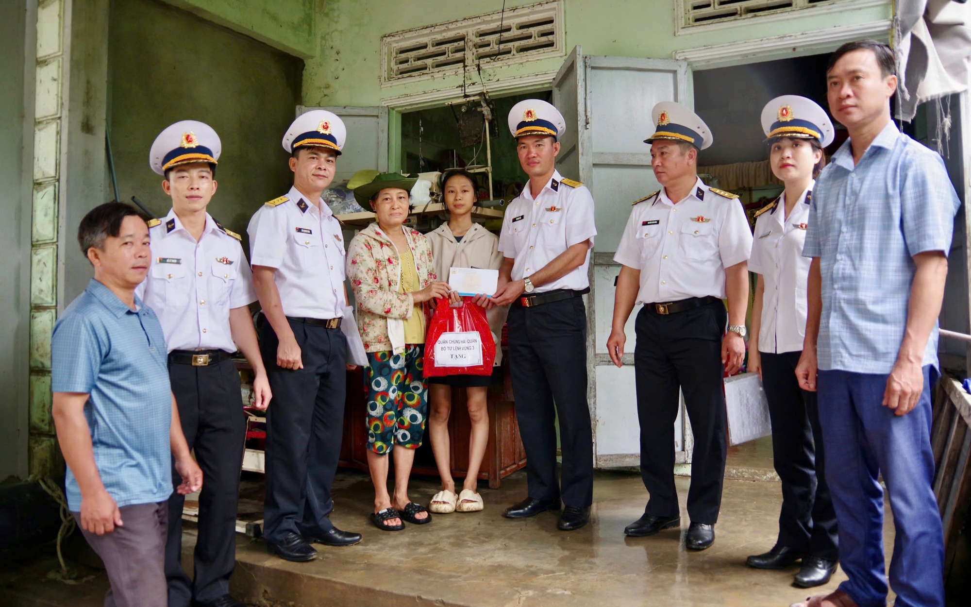 Ấm áp nghĩa tình của hải quân với người dân bị ảnh hưởng bão lũ