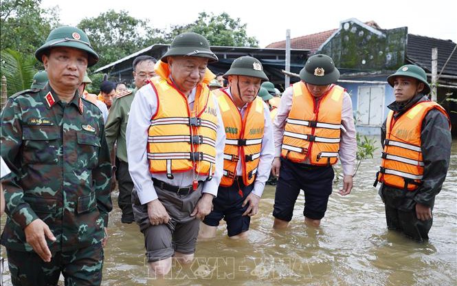 Tổng Bí thư Tô Lâm thăm, tặng quà người dân bị ảnh hưởng do mưa lũ tại Huế