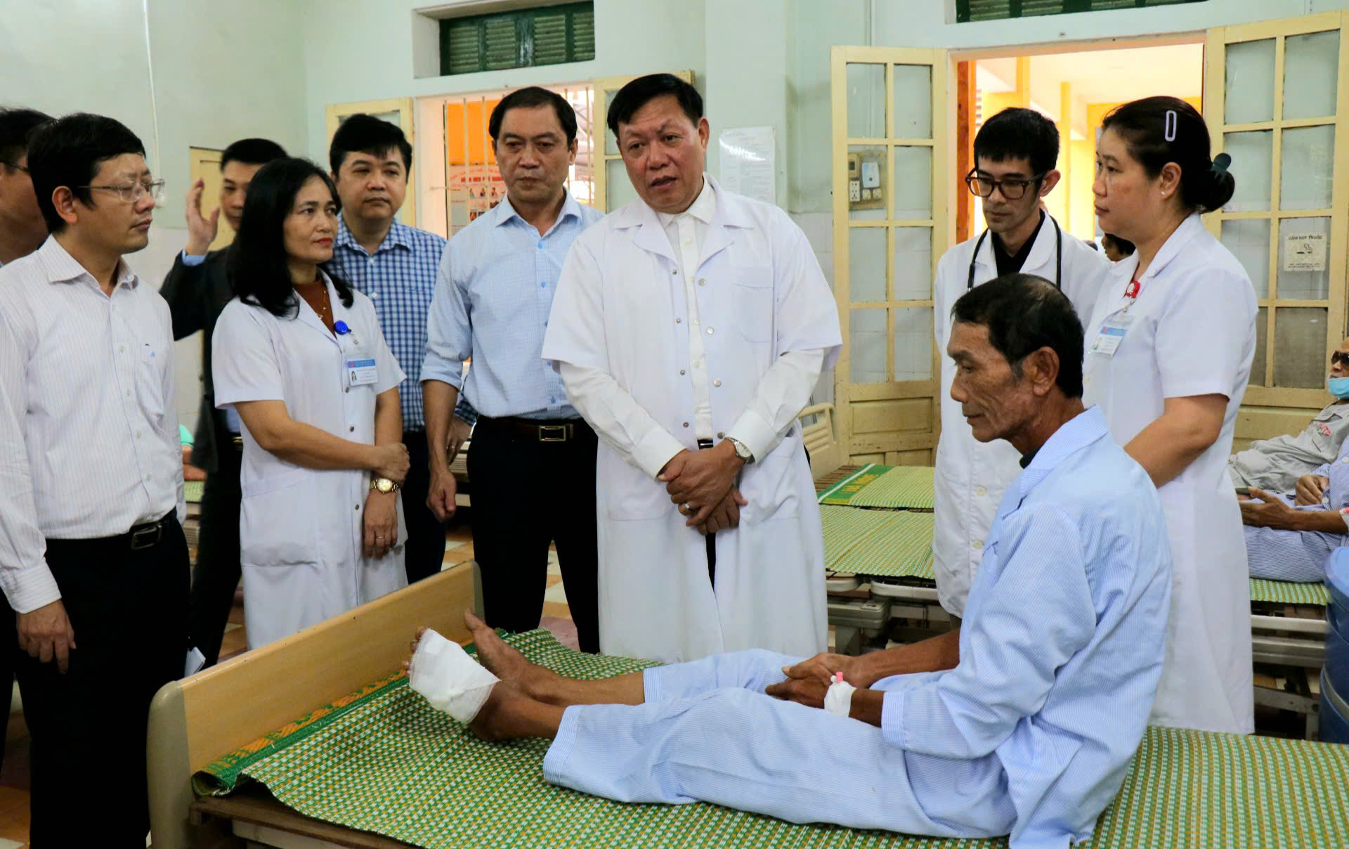 Nhân viên y tế trực nhiều ngày liên tiếp trong điều kiện mưa lũ để duy trì công tác cấp cứu, điều trị cho người dân- Ảnh 3.