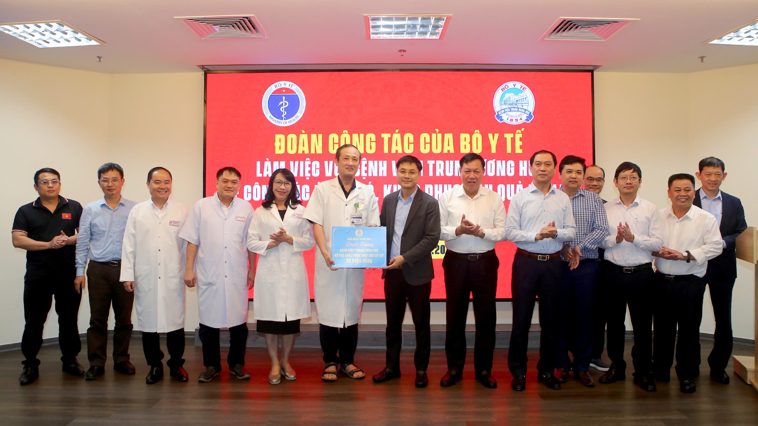 Nhân viên y tế trực nhiều ngày liên tiếp trong điều kiện mưa lũ để duy trì công tác cấp cứu, điều trị cho người dân- Ảnh 4.