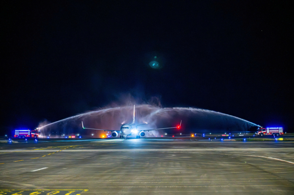 Quảng Ninh đón chuyến bay charter đầu tiên từ Thâm Quyến- Ảnh 1. Quảng Ninh đón chuyến bay charter đầu tiên từ Thâm Quyến- Ảnh 1.