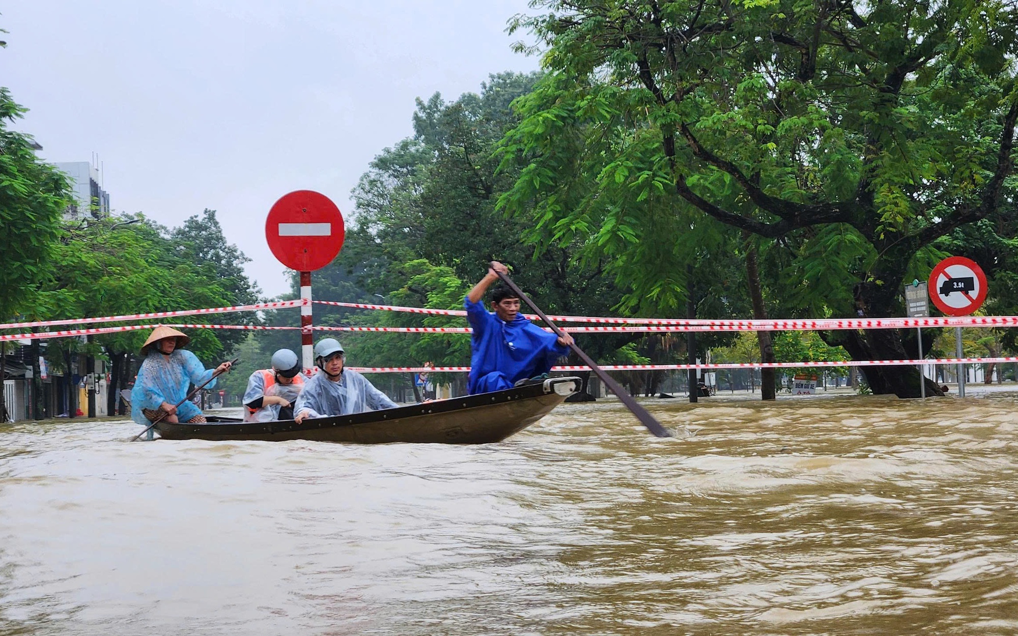 Triển khai tất cả các biện pháp cấp bách ứng phó với mưa lũ ở Khánh Hòa, Đắk Lắk và Gia Lai- Ảnh 2.