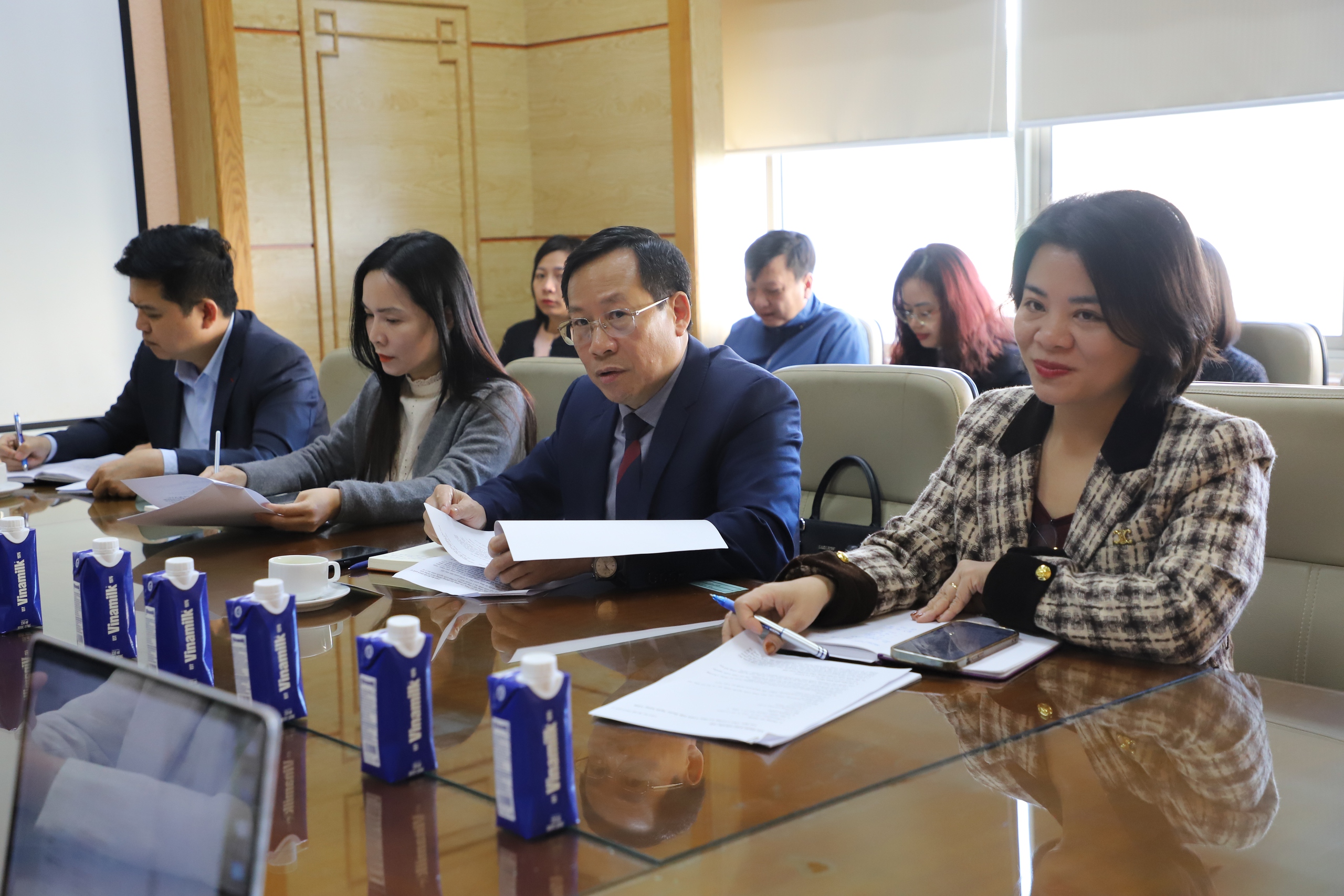 ທ່ານຮອງລັດຖະມົນຕີກະຊວງສາທາລະນະສຸກ ເລດຶກລວນ ໄດ້ໃຫ້ການຕ້ອນຮັບຄະນະຜູ້ແທນທະນາຄານພັດທະນາອາຊີ - ຮູບທີ 1. Thứ trưởng Bộ Y tế Lê Đức Luận tiếp đoàn Ngân hàng Phát triển Châu Á- Ảnh 1.