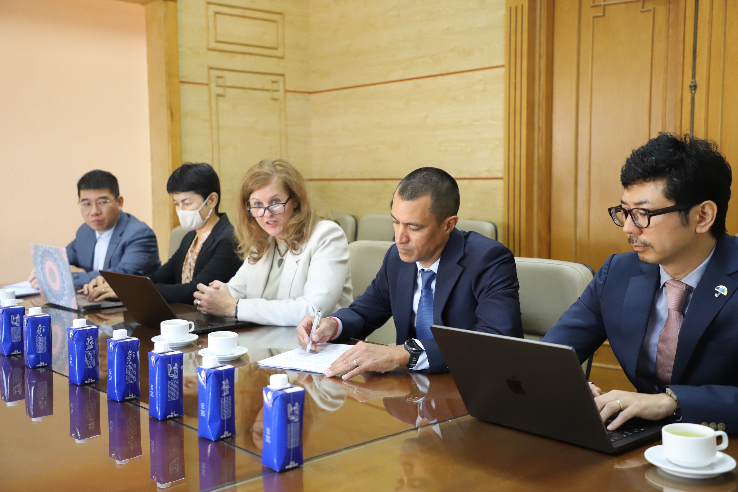 ທ່ານ ເລດຶກລວນ ຮອງລັດຖະມົນຕີກະຊວງສາທາລະນະສຸກ ໄດ້ໃຫ້ການຕ້ອນຮັບຄະນະຜູ້ແທນທະນາຄານພັດທະນາອາຊີ - ຮູບທີ 2. Thứ trưởng Bộ Y tế Lê Đức Luận tiếp đoàn Ngân hàng Phát triển Châu Á- Ảnh 2.