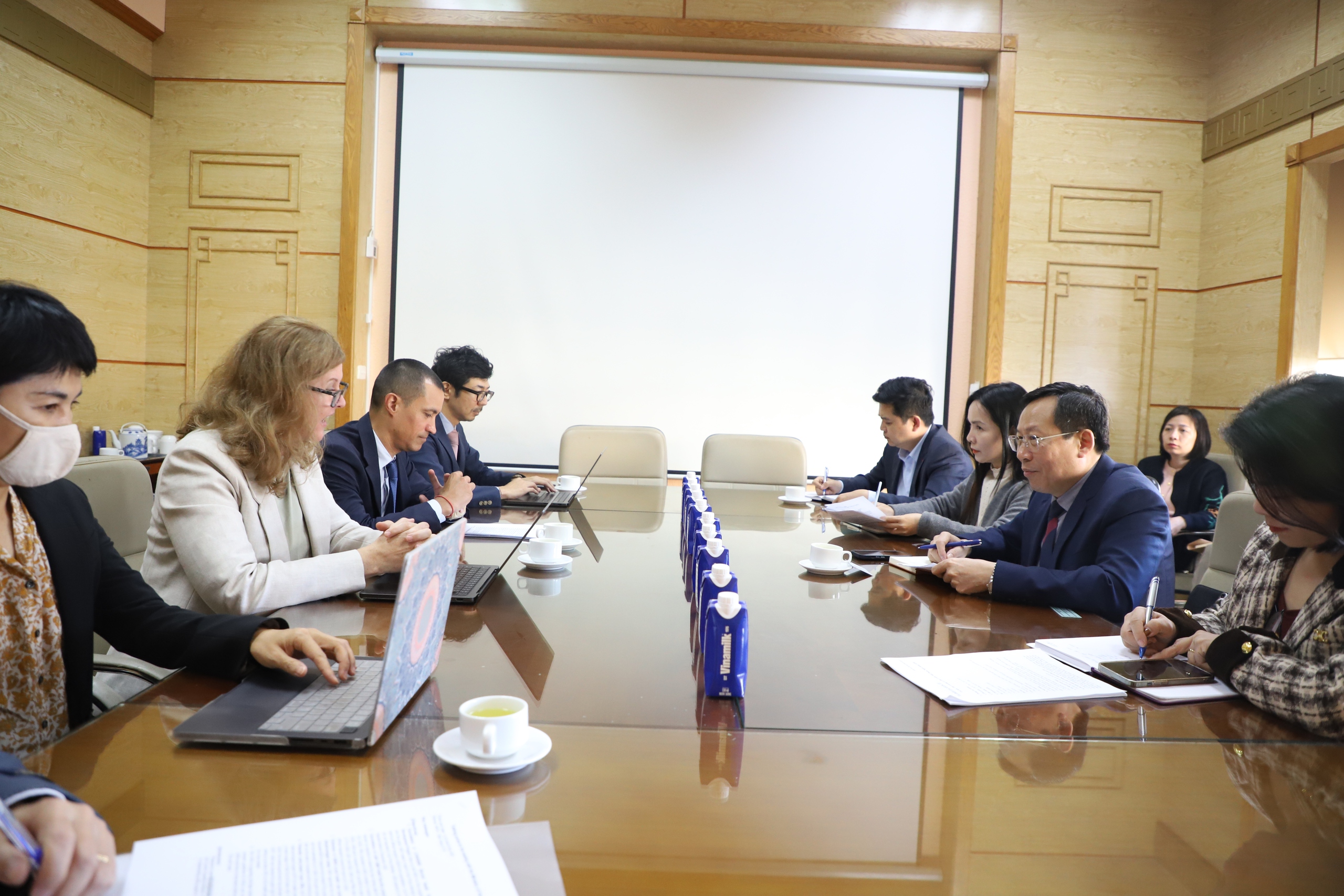 ທ່ານຮອງລັດຖະມົນຕີກະຊວງສາທາລະນະສຸກ ເລດຶກລວນ ໄດ້ໃຫ້ການຕ້ອນຮັບຄະນະຜູ້ແທນທະນາຄານພັດທະນາອາຊີ - ຮູບທີ 5. Thứ trưởng Bộ Y tế Lê Đức Luận tiếp đoàn Ngân hàng Phát triển Châu Á- Ảnh 5.