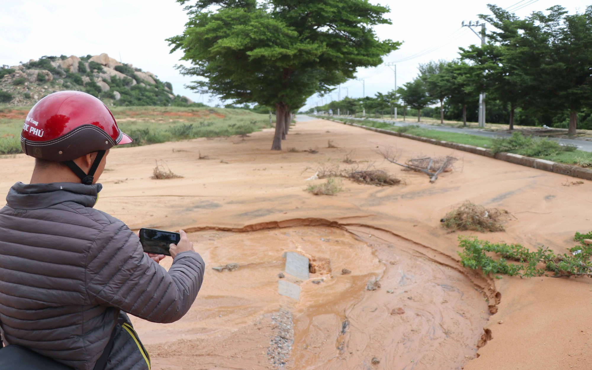 Cát phủ dày trên đường ven biển Mũi Dinh - Cà Ná sau mưa lớn kéo dài