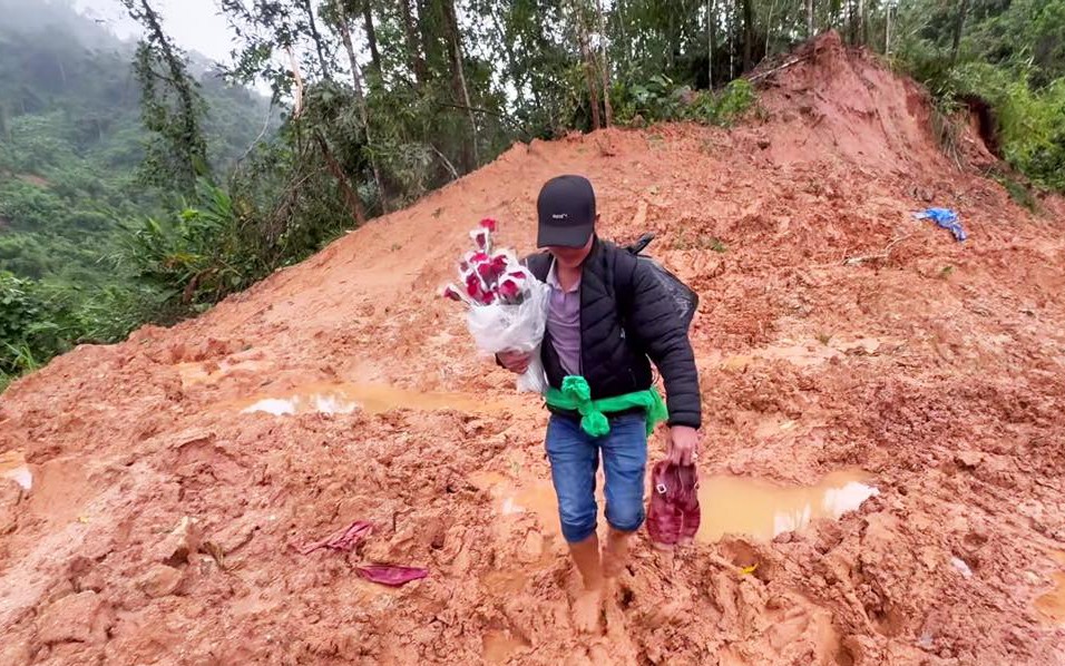 Băng rừng, vượt sạt lở gần 5 tiếng đưa sản phụ đi sinh an toàn- Ảnh 3.