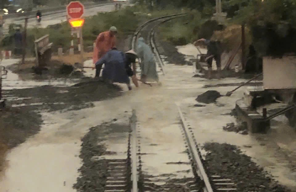 Tạm dừng nhiều chuyến tàu ngày 20/11 do mưa lũ tại miền Trung