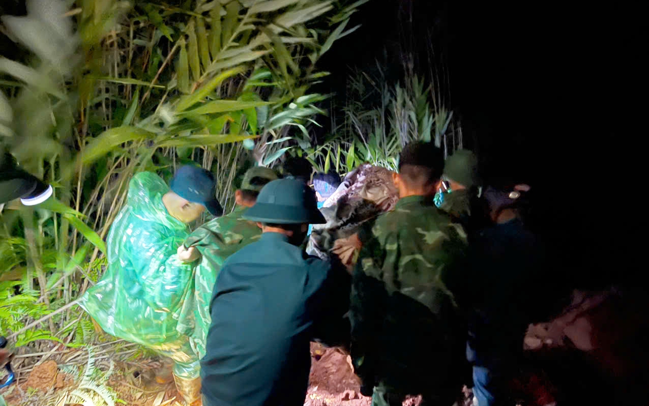 Nỗ lực tìm kiếm 2 nạn nhân còn lại trong vụ sạt lở ở Đà Nẵng- Ảnh 12. Băng rừng, vượt sạt lở gần 5 tiếng đưa sản phụ đi sinh an toàn