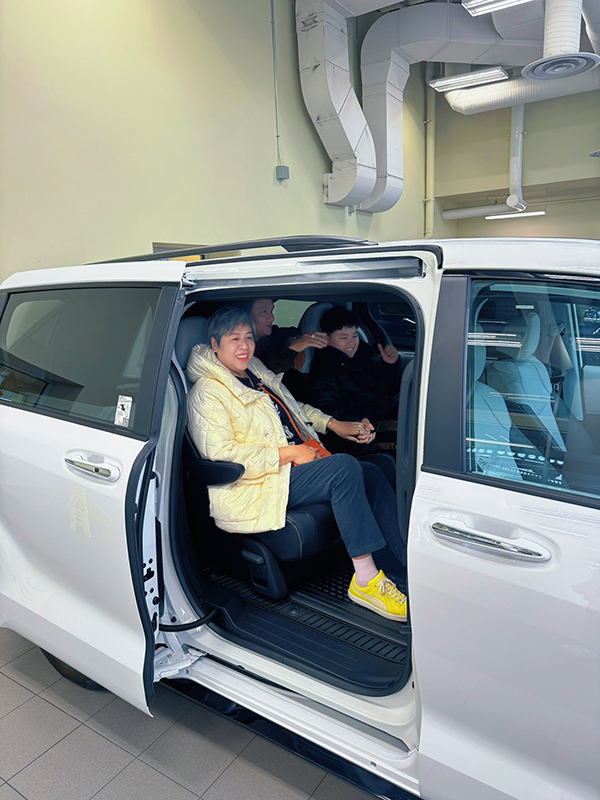 Cháu ngoại chưa chào đời, bố mẹ Hoa hậu Diễm Hương đã mua xế hộp tặng- Ảnh 6.