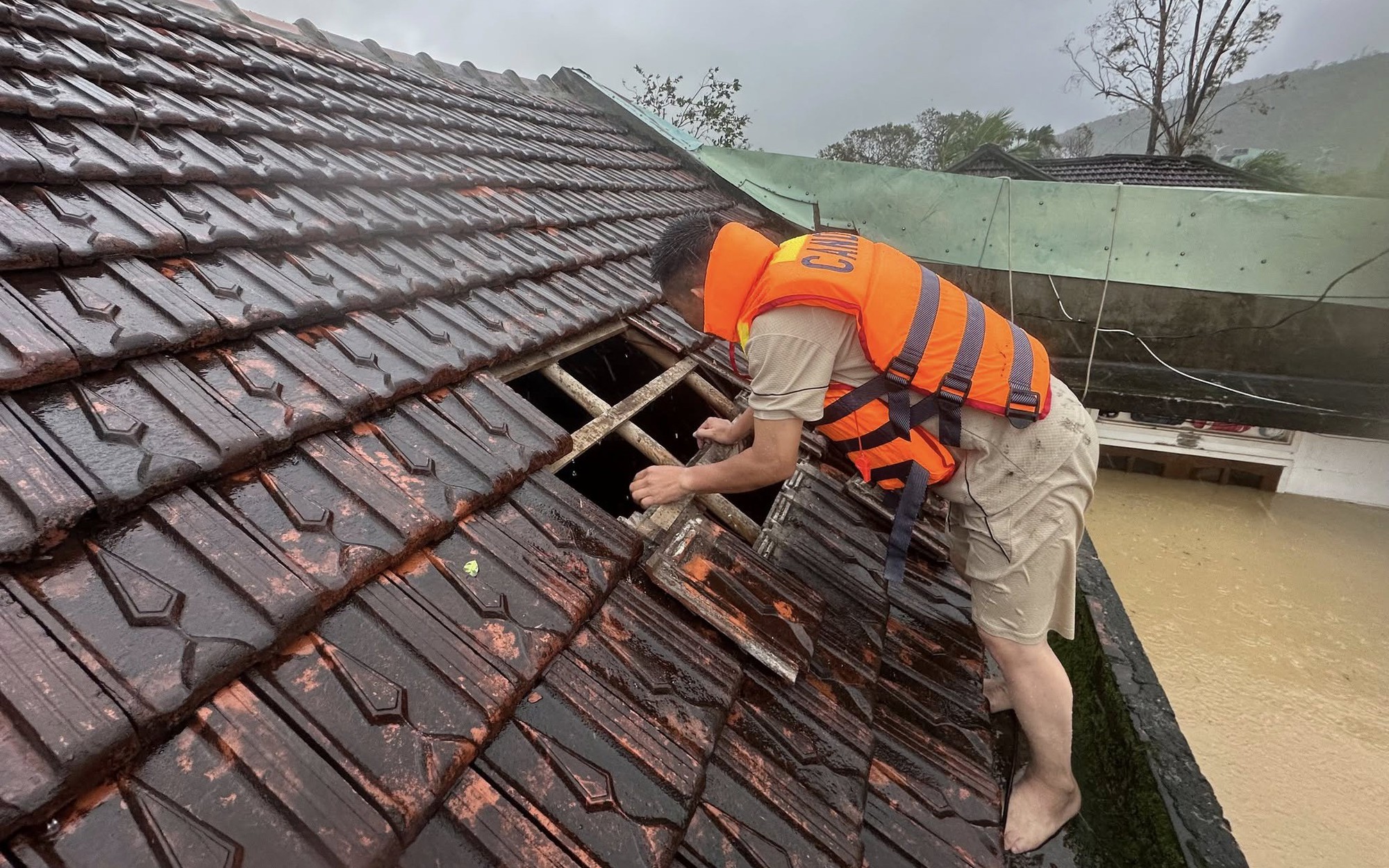 Miền Trung đối mặt với nguy cơ lũ quét, sạt lở đất do mưa lớn- Ảnh 2.