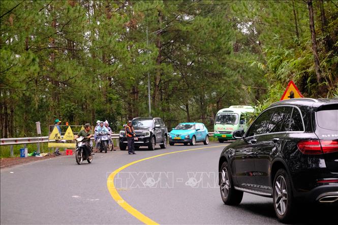 Đèo Mimosa sạt lở nghiêm trọng, phân luồng xe hướng khác vào trung tâm Đà Lạt- Ảnh 3.