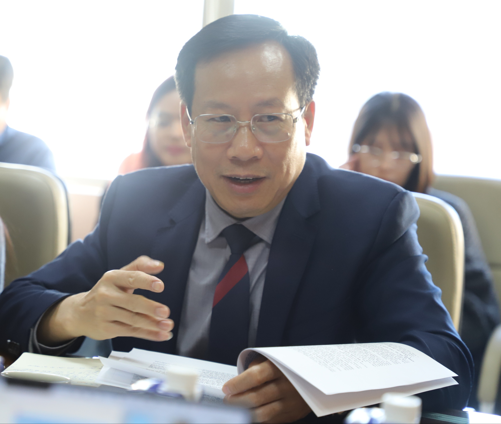 ທ່ານ ເລດຶກລວນ ຮອງລັດຖະມົນຕີກະຊວງສາທາລະນະສຸກ ໄດ້ໃຫ້ການຕ້ອນຮັບຄະນະຜູ້ແທນທະນາຄານພັດທະນາອາຊີ - ຮູບທີ 3. Thứ trưởng Bộ Y tế Lê Đức Luận tiếp đoàn Ngân hàng Phát triển Châu Á- Ảnh 3.