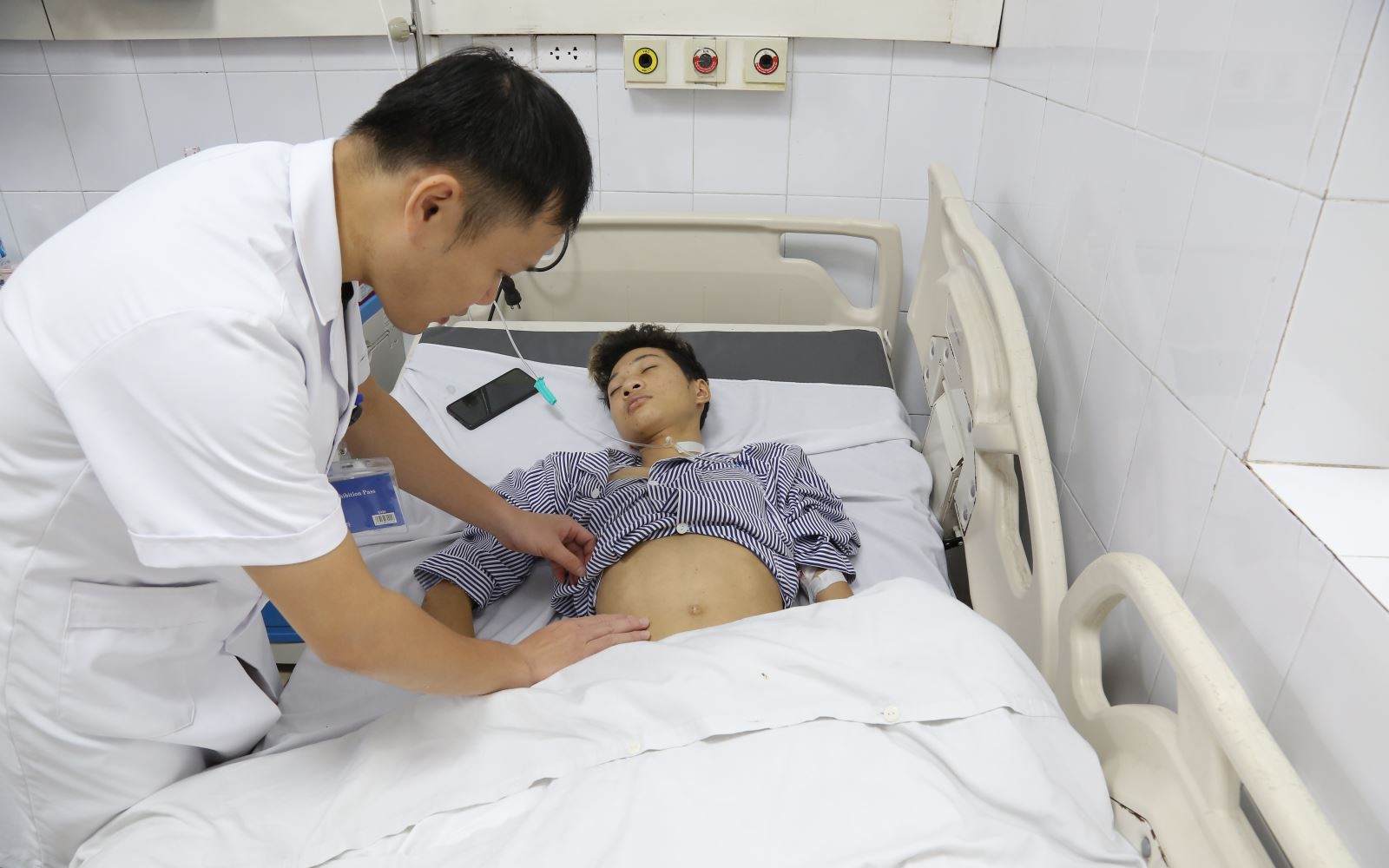 Sau tai nạn giao thông, nam thanh niên 15 tuổi bị vỡ gan độ IV