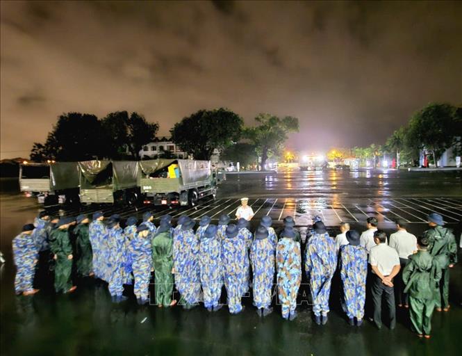 Trên 7.700 lượt cán bộ, chiến sĩ giúp nhân dân khắc phục hậu quả mưa lũ- Ảnh 1.