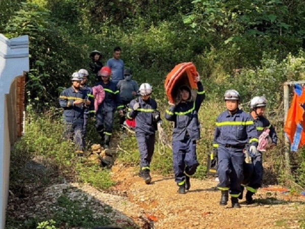 2 trẻ mắc kẹt dưới hố sâu khi đi dã ngoại ở núi Trầm- Ảnh 1.