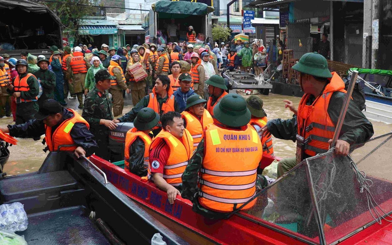 Thủ tướng chỉ đạo khẩn: Không để người dân kêu cứu trên nóc nhà mà không được ứng cứu kịp thời- Ảnh 2.