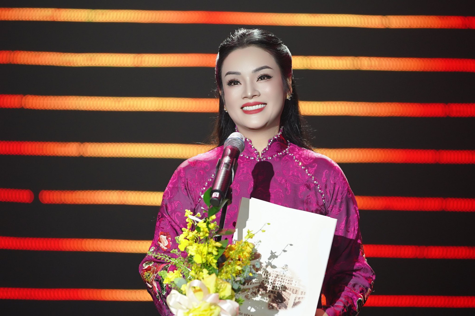 Nữ NSƯT nổi tiếng dòng nhạc đỏ vừa được phong hàm Phó giáo sư là ai?- Ảnh 1.