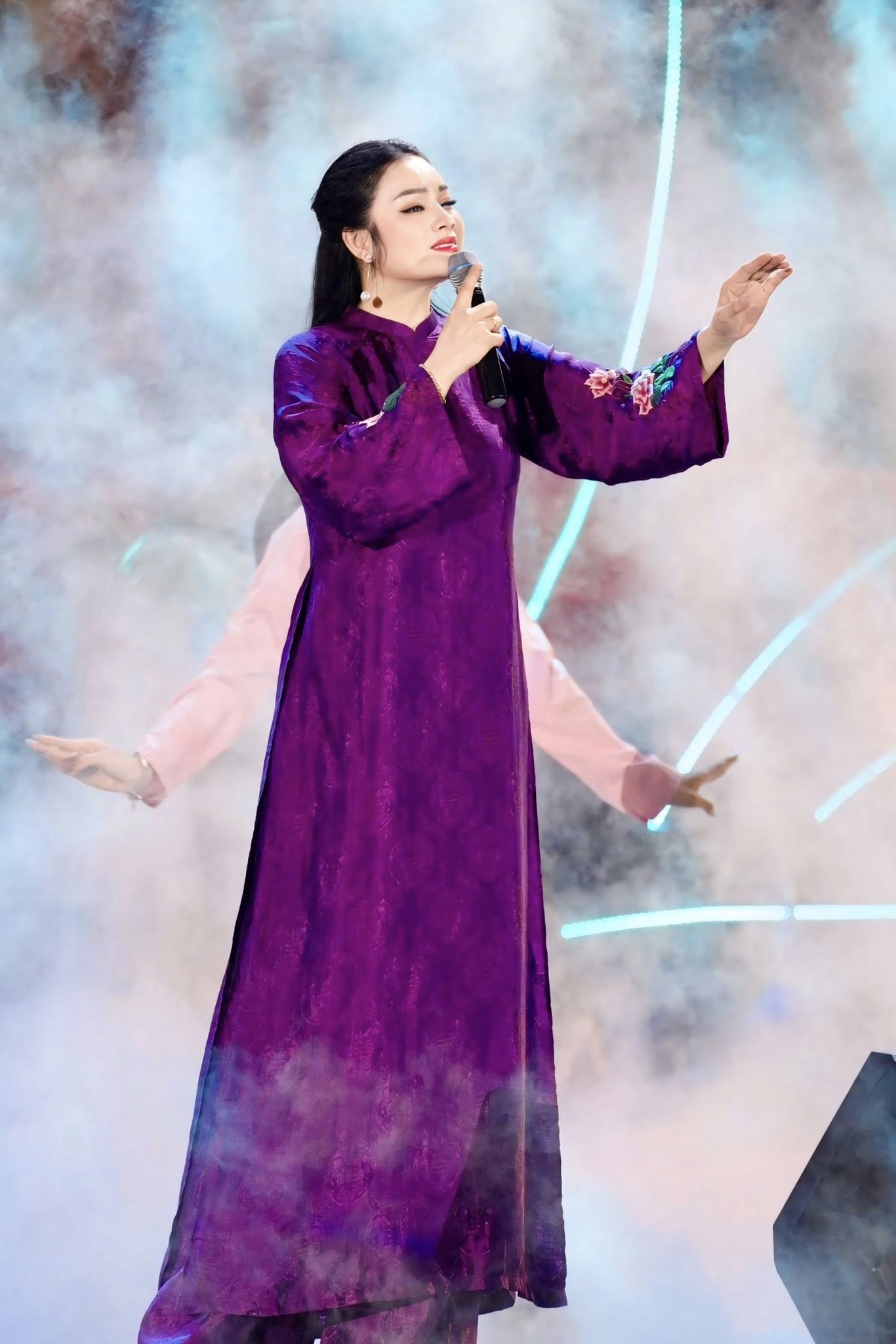 Nữ NSƯT nổi tiếng dòng nhạc đỏ vừa được phong hàm Phó giáo sư là ai?- Ảnh 2.